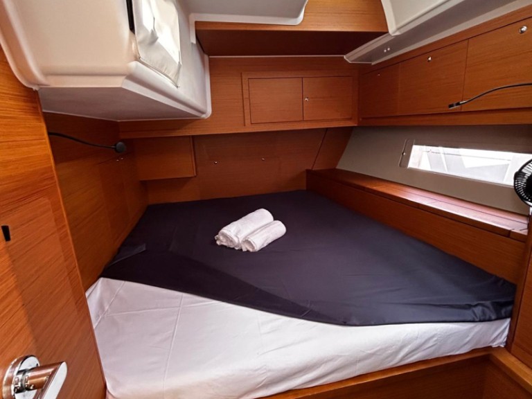 Yacht charter Furnari cheap Dufour 470