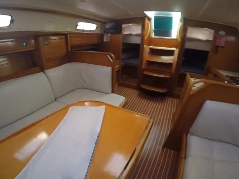 Yacht charter Lefkáda cheap Bavaria 37