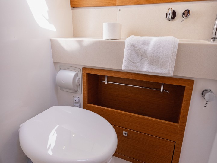 Rent a Dufour Dufour 470 owner layout Kaštel Gomilica