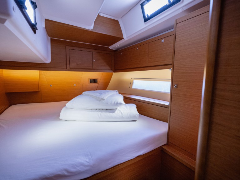 Sailboat rental in Kaštel Gomilica - Dufour Dufour 470 owner layout