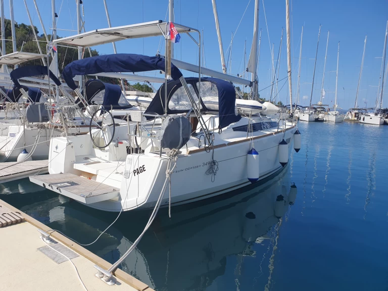 Boat rental Jeanneau Sun Odyssey 349 in Drage on Samboat