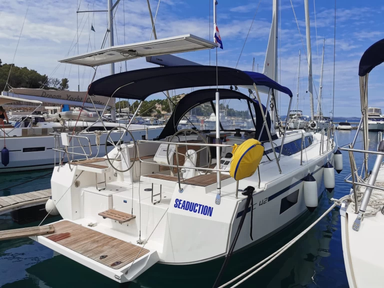 Rent a Bavaria Bavaria C42 Drage