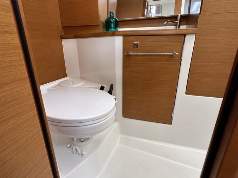 Jeanneau Sun Odyssey 389 charter bareboat or captained in  Drage