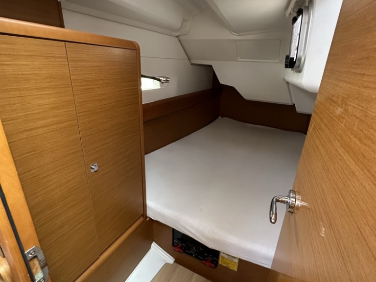 Rent a Jeanneau Sun Odyssey 389 Drage