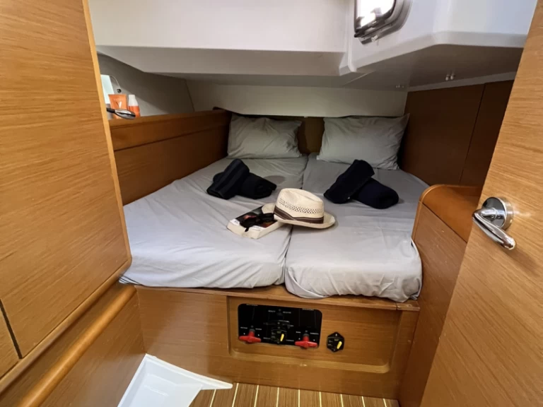 Sailboat rental in Alimos - Jeanneau Sun Odyssey 439