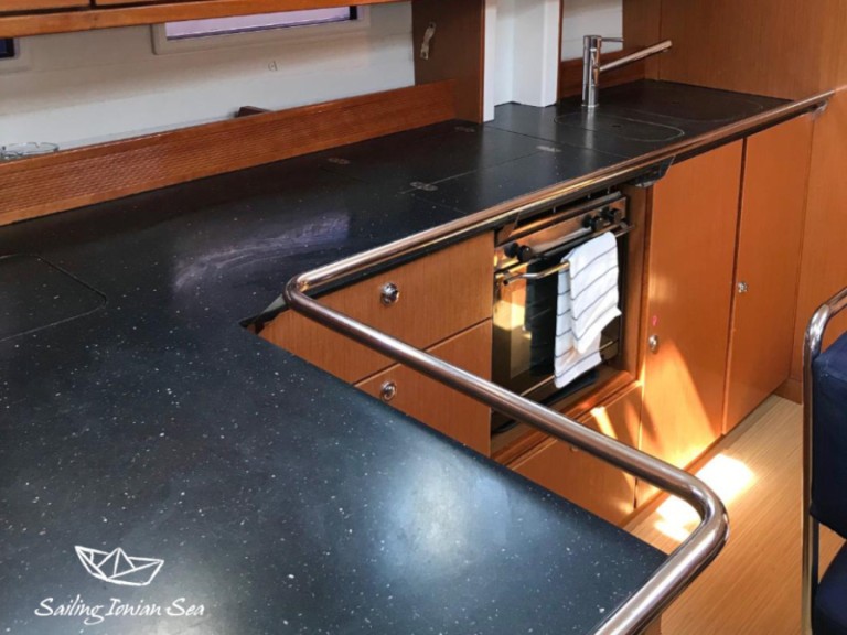 Rent a Bavaria Bavaria 45 Cruiser Lefkáda