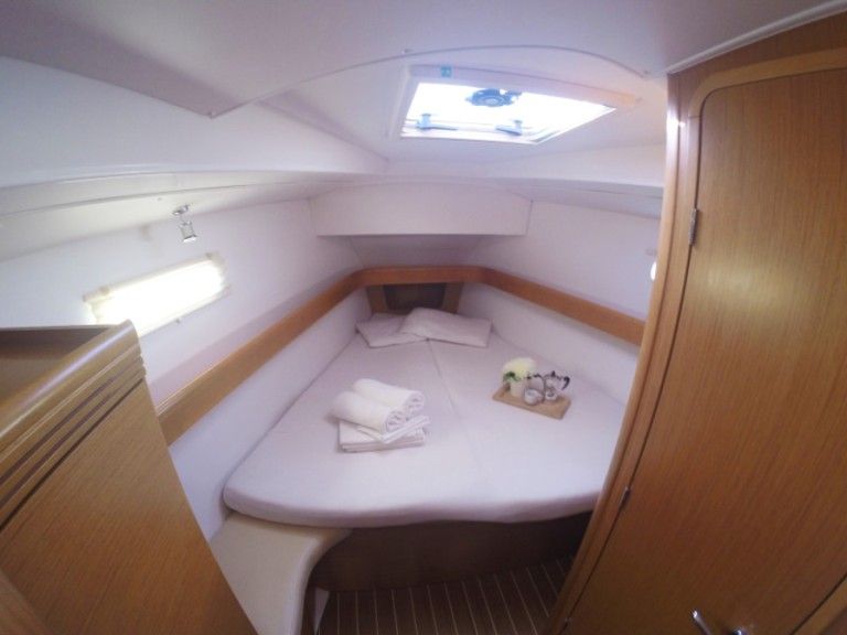 Rent a Jeanneau Sun Odyssey 42 DS Lefkáda
