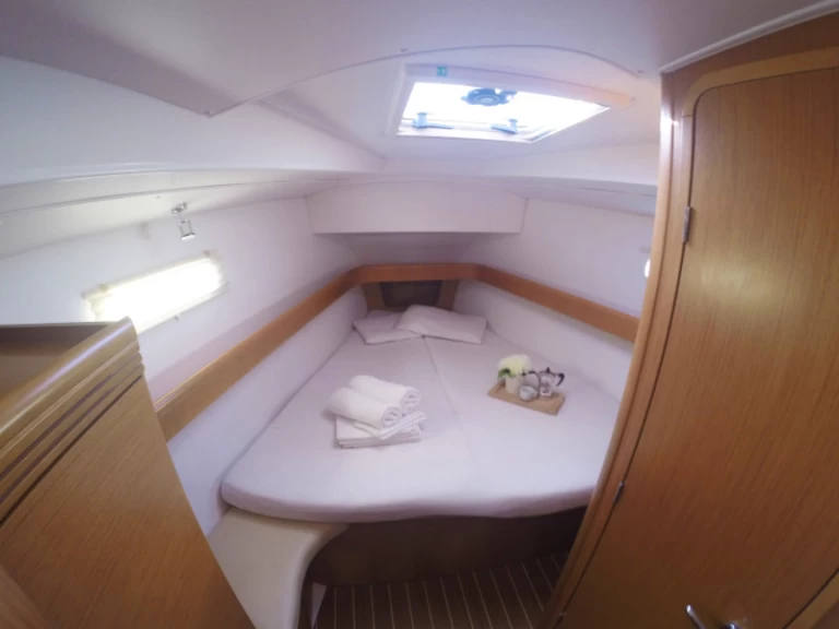 Rent a Jeanneau Sun Odyssey 42 DS Lefkáda