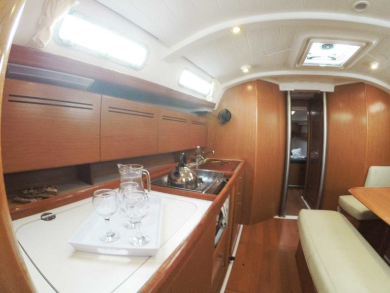 Bénéteau Cyclades 43.4 in Lefkáda on SamBoat