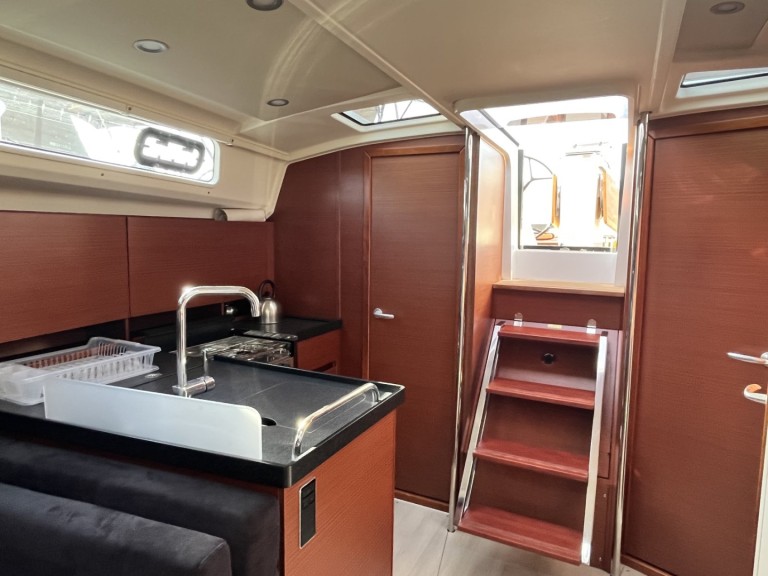 Sailboat for rent Lávrio at the best price