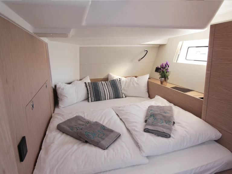 Sailboat for rent Lávrio at the best price