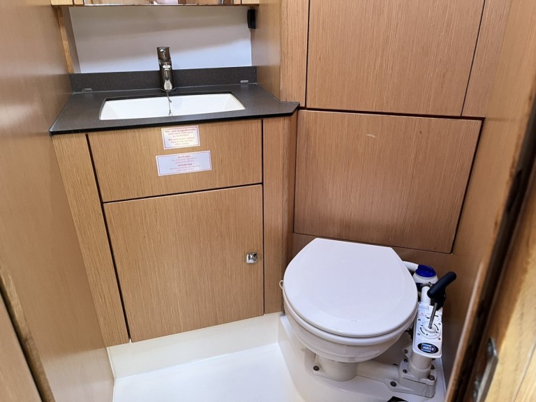 Rent a Bavaria Cruiser 41 Lávrio