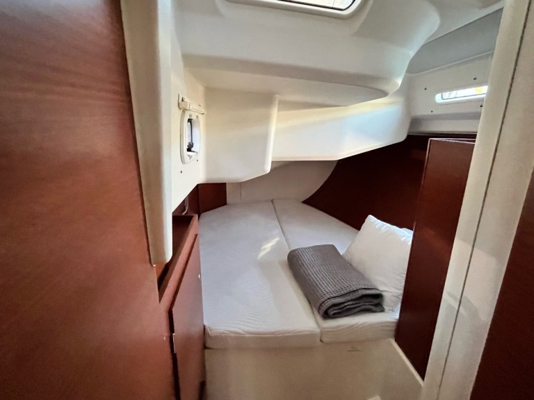 Yacht charter Lávrio cheap Hanse 458