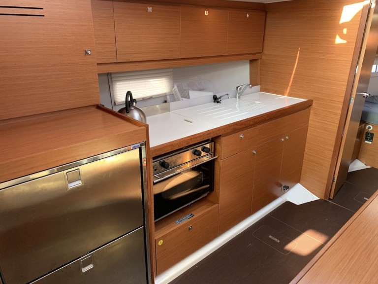 Sailboat rental in Lávrio - Dufour Dufour 390 Grand Large