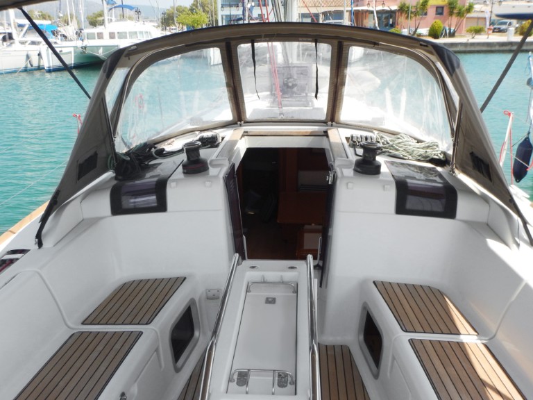 Sailboat rental with or without captain Jeanneau Lávrio