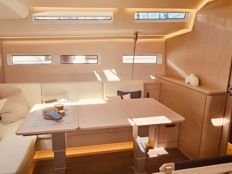 Rent a Jeanneau Jeanneau 55 Salerno