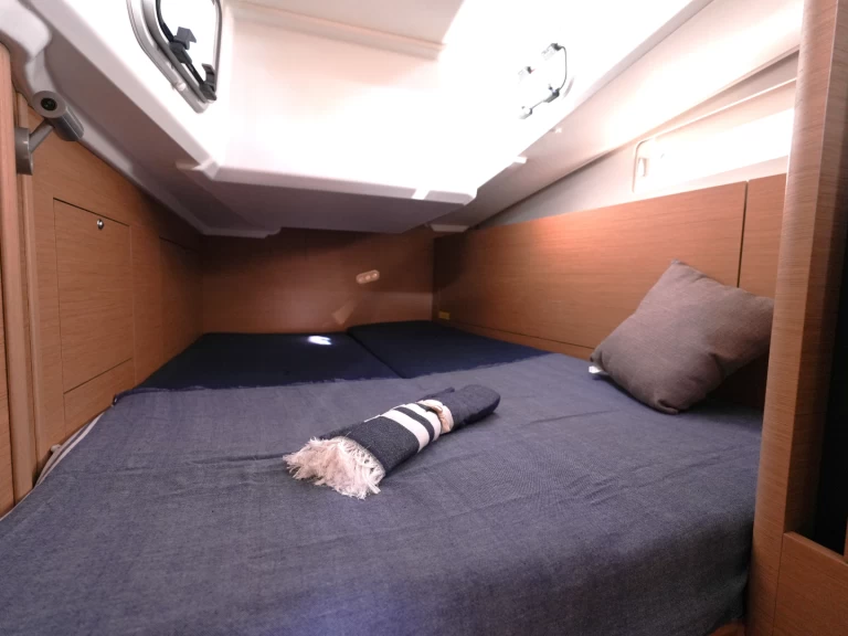 Yacht charter Salerno cheap Sun Odyssey 410