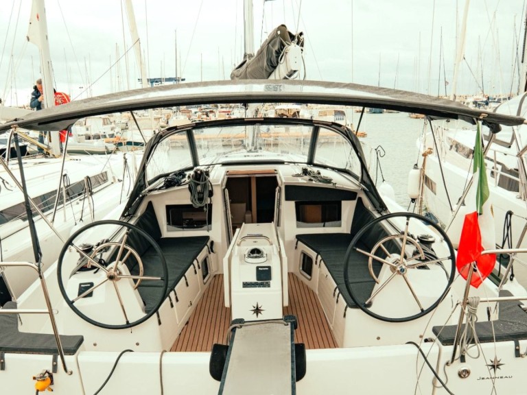 Sailboat rental in Salerno - Jeanneau Sun Odyssey 410