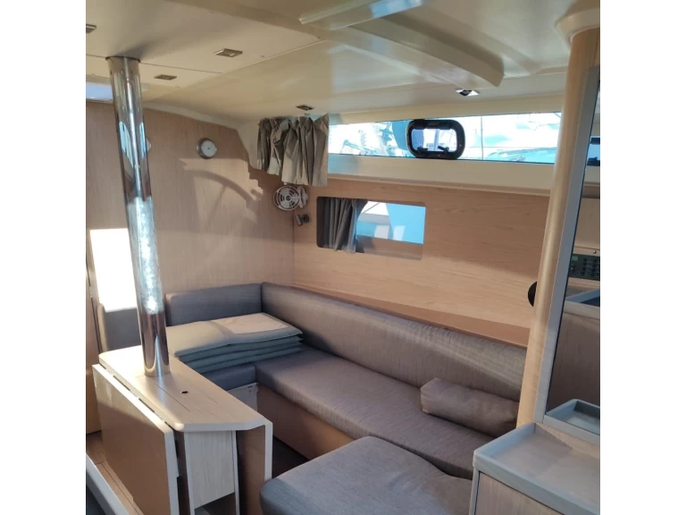 Rent a Bénéteau Oceanis 41.1 Salerno