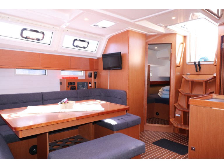 Sailboat for rent Yerseke at the best price