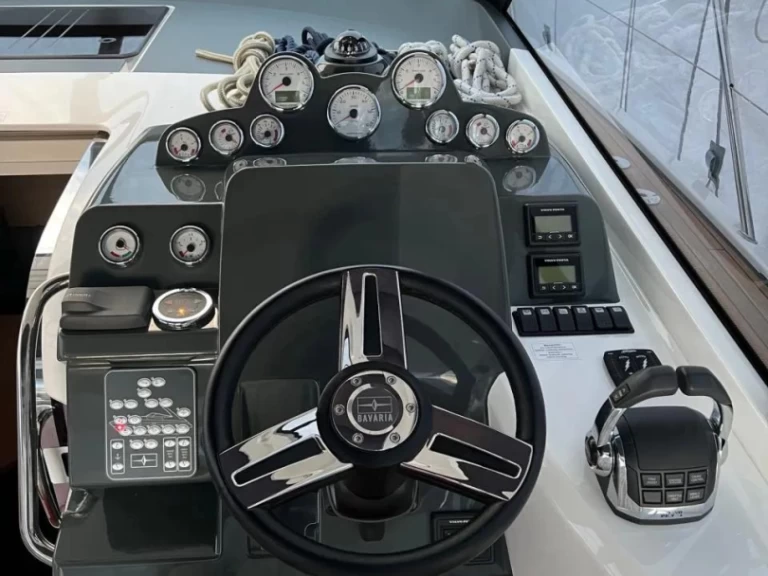 Bareboat Rental Motorboat Bavaria with a boat licence