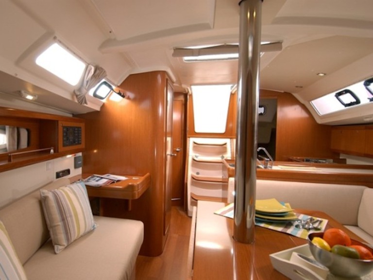 Bareboat Rental Sailboat Bénéteau with a boat licence