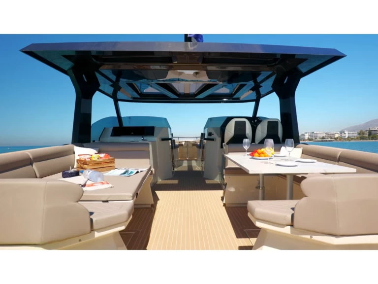Boat rental Vanguard Tesoro T41 in Órmos Bay on Samboat