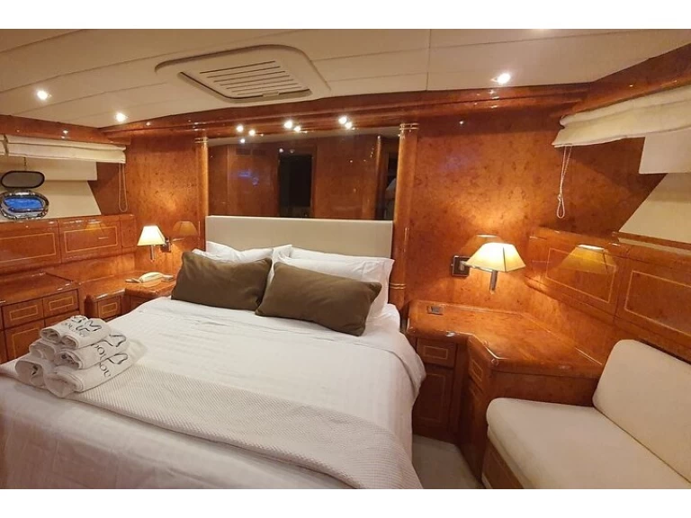 Yacht charter Órmos Bay cheap Mangusta 72