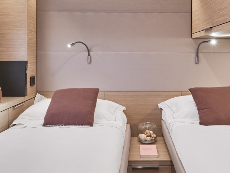 Lagoon Lagoon 55 in Procida on SamBoat