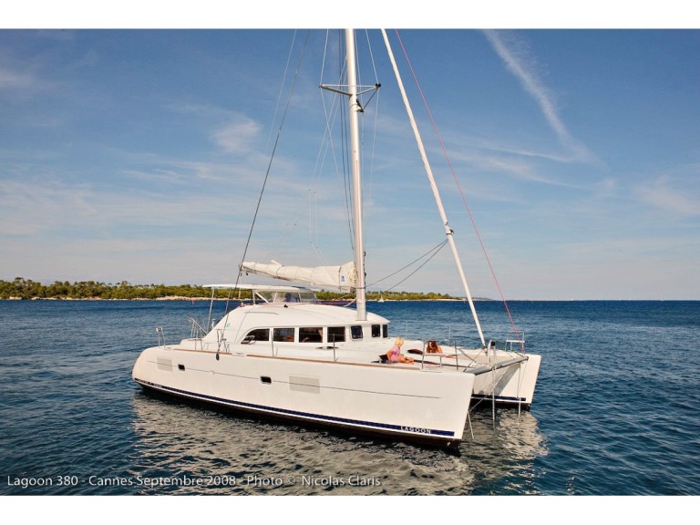 Catamaran rental in Hyères - Lagoon Lagoon 38