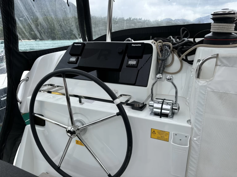 Lagoon Lagoon 42 in Eden Island on SamBoat