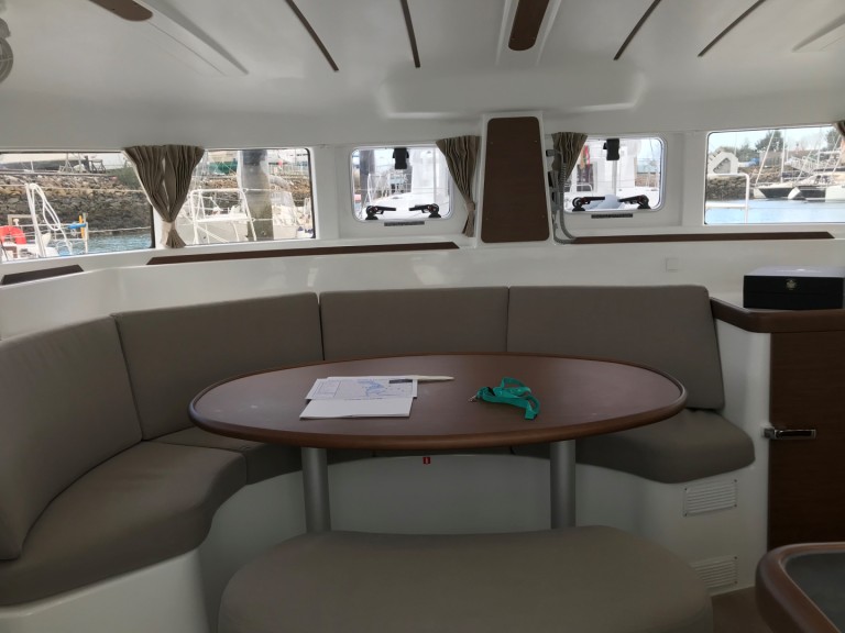 Lagoon Lagoon 380 in Hyères on SamBoat