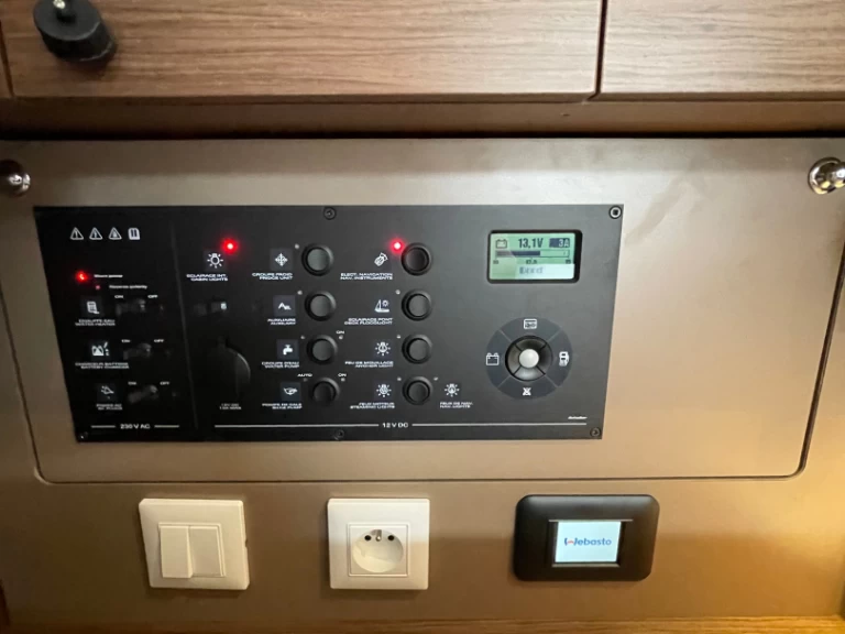 Bénéteau Oceanis 38.1 in Šibenik on SamBoat