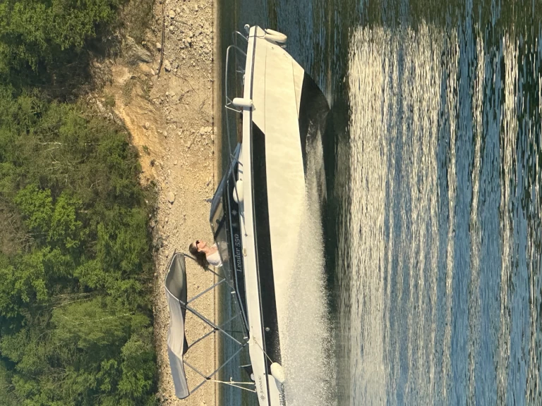 Motorboat for rent La Tour-du-Meix at the best price