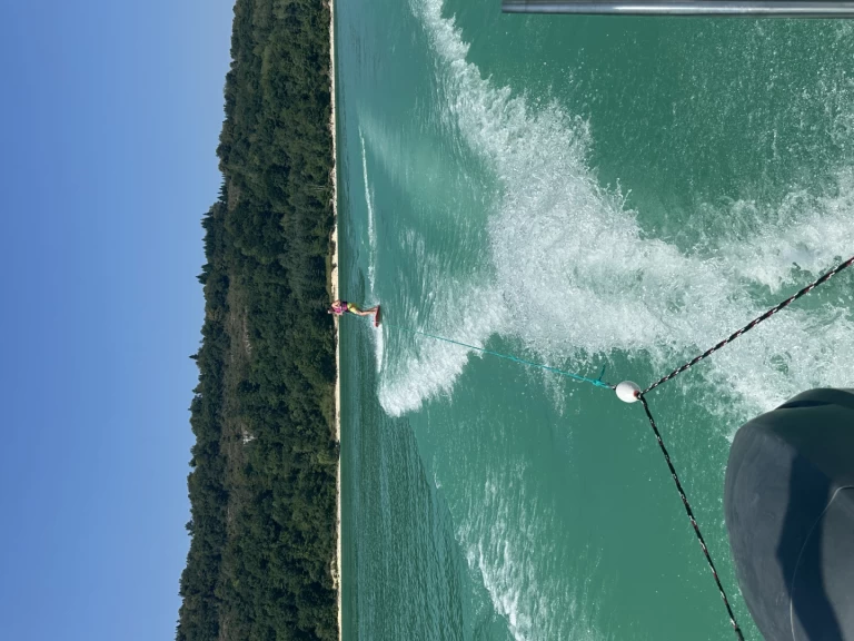 Jeanneau Leader 550 in La Tour-du-Meix on SamBoat