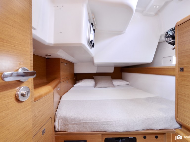 Boat rental Jeanneau Sun Odyssey 519 in Puntone on Samboat