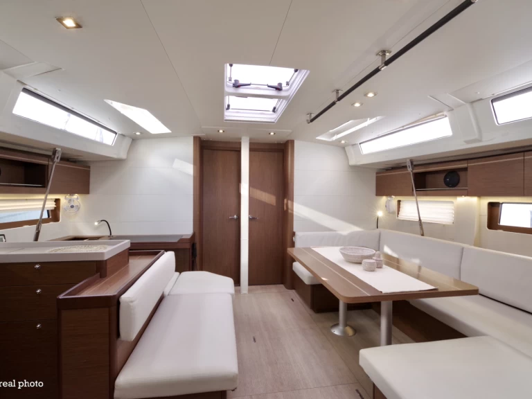 Bénéteau Oceanis 51.1 in Cannigione on SamBoat