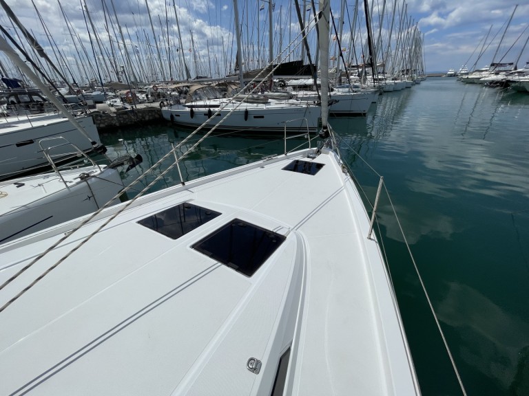 Sailboat for rent Alimos at the best price