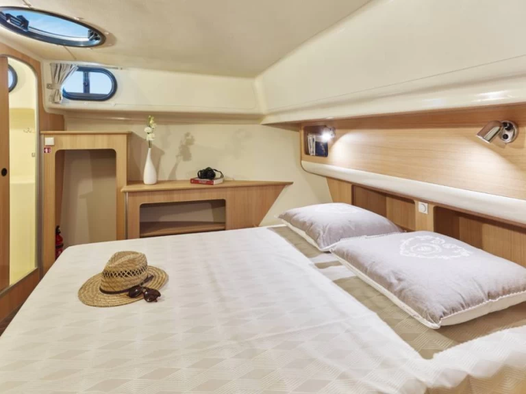 Yacht charter Saverne cheap Sixto