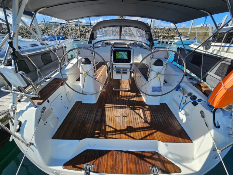 Rent a Bavaria Bavaria 40 Cruiser Toulon
