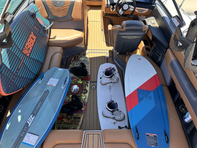 Bareboat Rental Motorboat Air with a boat licence