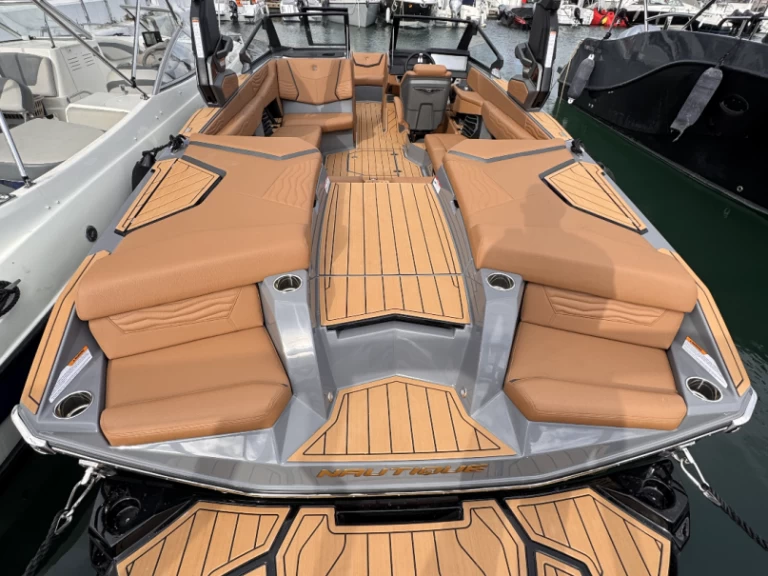 Motorboat for rent Puerto Banús at the best price