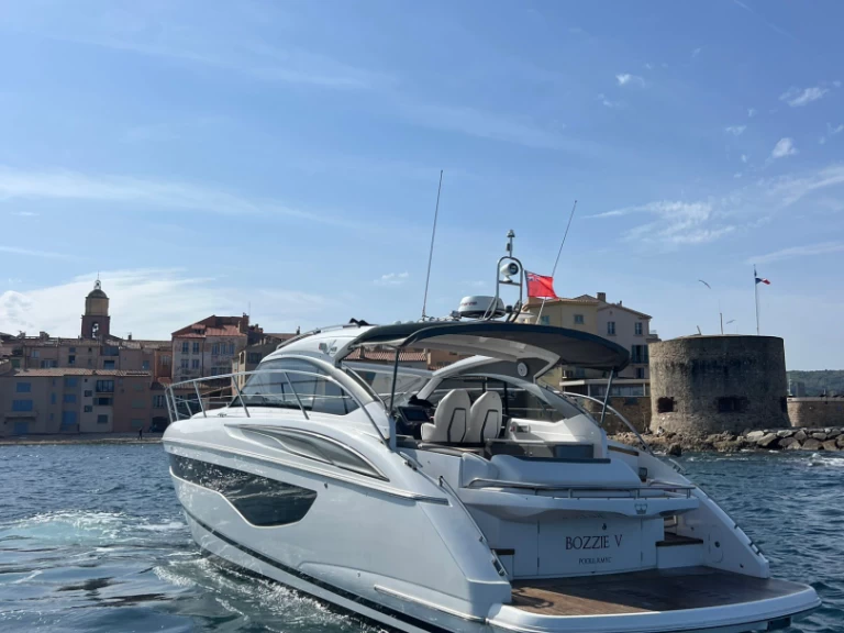 Bareboat Rental Motorboat Princess with a boat licence