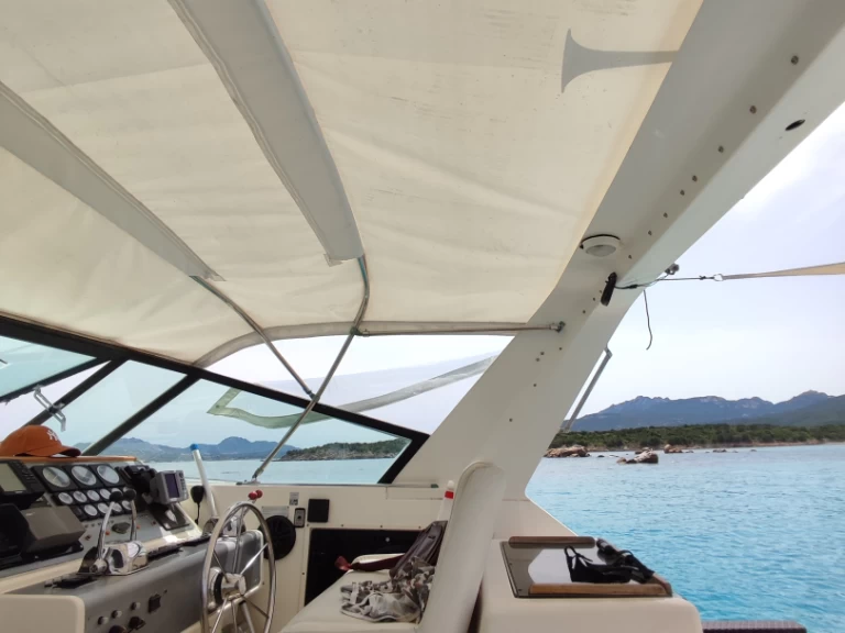 Bareboat Rental Motorboat Tiara with a boat licence
