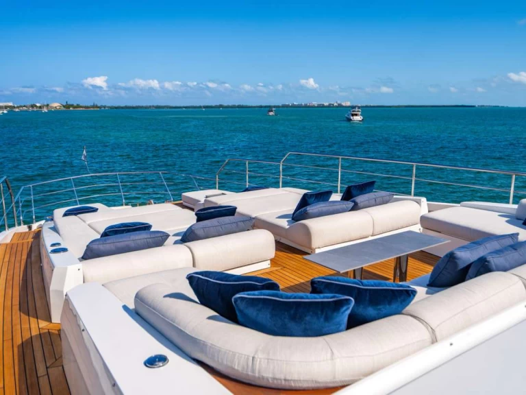 Luxury Yacht rental in Fishers Island - Azimut CARPE DIEM