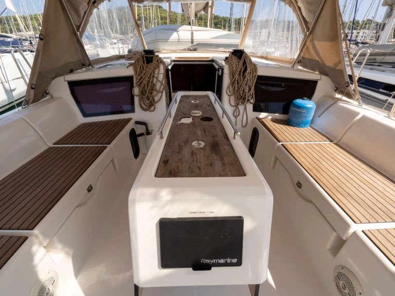 Dufour Dufour 430 Grand Large in Saint-Mandrier-sur-Mer on SamBoat