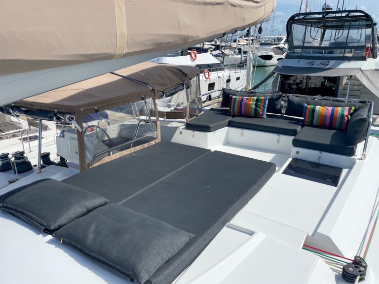 Fountaine Pajot Saona 47 in Ao Po on SamBoat