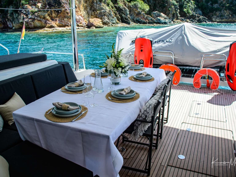 Bareboat Rental Luxury Yacht Lagoon with a boat licence