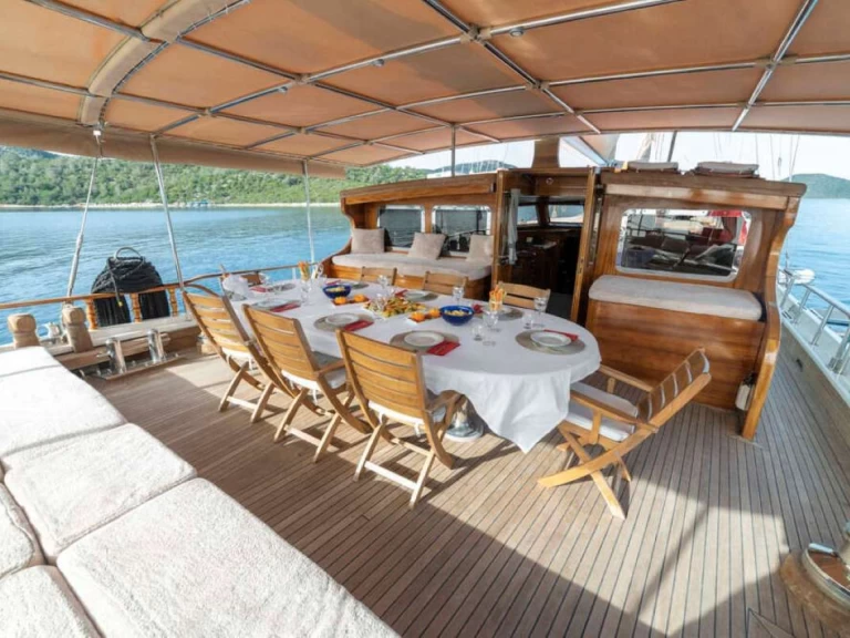 Bareboat Rental Luxury Yacht Custom with a boat licence