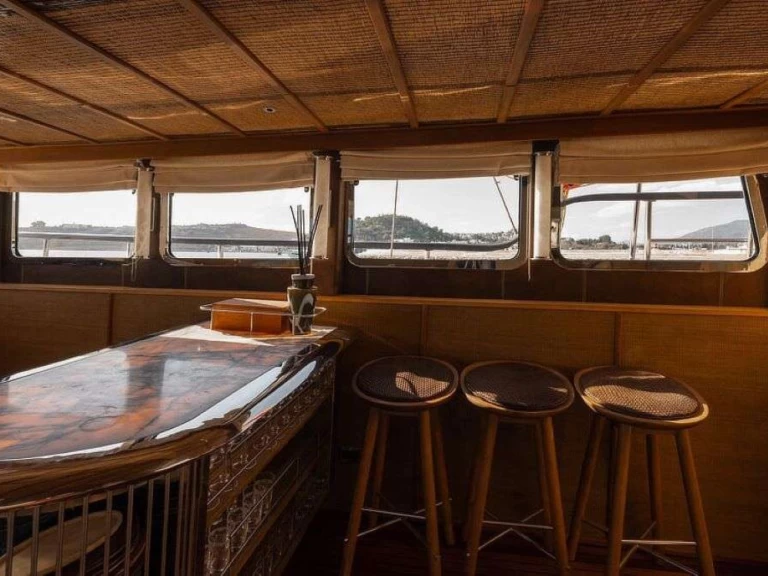 Bareboat Rental Luxury Yacht Custom with a boat licence